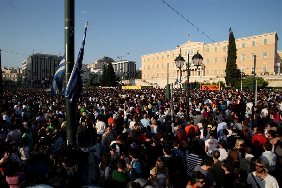 Συγκεντρώσεις διαμαρτυρίας πολιτών σε όλη την Ελλάδα #25. Περισσότεροι από 20.000 διαδηλωτές συγκεντρώθηκαν στη πλατεία Συντάγματος, ανταποκρινόμενοι στο διαδικτυακό κάλεσμα, για να εκφράσουν την αγανάκτησή τους για την κρίση και την ακολουθούμενη πολιτική.