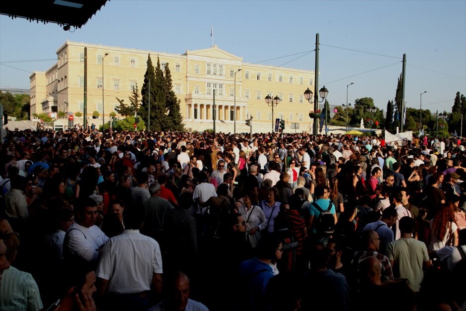 Συγκεντρώσεις διαμαρτυρίας πολιτών σε όλη την Ελλάδα #27. Περισσότεροι από 20.000 διαδηλωτές συγκεντρώθηκαν στη πλατεία Συντάγματος, ανταποκρινόμενοι στο διαδικτυακό κάλεσμα, για να εκφράσουν την αγανάκτησή τους για την κρίση και την ακολουθούμενη πολιτική.