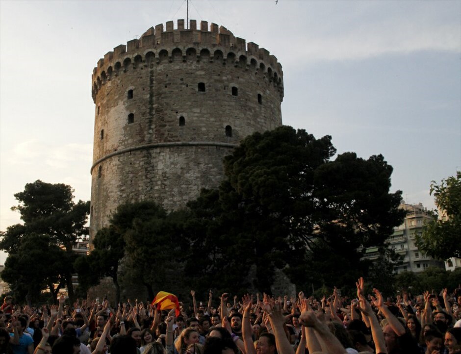 Συγκεντρώσεις διαμαρτυρίας πολιτών σε όλη την Ελλάδα #29. Στη Θεσσαλονίκη, ειρηνική συγκέντρωση διαμαρτυρίας πραγματοποιήθηκε μπροστά στο Λευκό Πύργο. «Βάλτε ξυπνητήρια, ξυπνήστε στις οκτώ, κλείστε την τηλεόραση ελάτε από εδώ» και «ξεσηκωθείτε» ήταν μερικά από τα συνθήματα που ακούστηκαν στη συγκέντρωση. Στις 19.00, οι διαδηλωτές κατέλαβαν και το οδόστρωμα της παραλιακής, πραγματοποιώντας καθιστική διαμαρτυρία. EUROKINISSI/