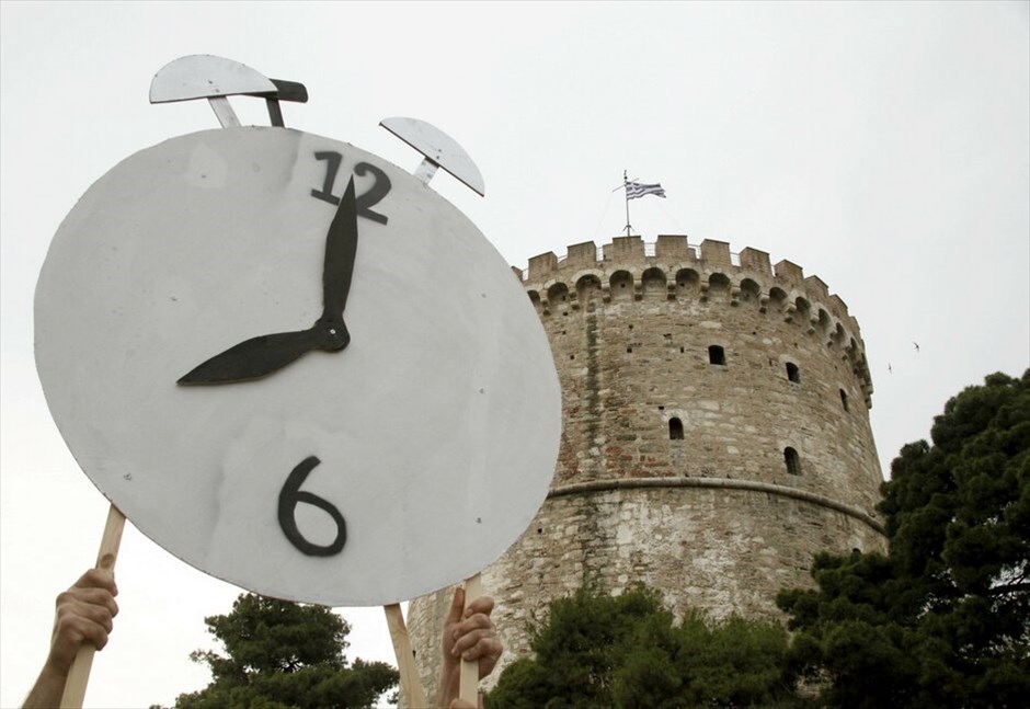 Συγκεντρώσεις διαμαρτυρίας πολιτών σε όλη την Ελλάδα #31. Στη Θεσσαλονίκη, ειρηνική συγκέντρωση διαμαρτυρίας πραγματοποιήθηκε μπροστά στο Λευκό Πύργο. «Βάλτε ξυπνητήρια, ξυπνήστε στις οκτώ, κλείστε την τηλεόραση ελάτε από εδώ» και «ξεσηκωθείτε» ήταν μερικά από τα συνθήματα που ακούστηκαν στη συγκέντρωση. Στις 19.00, οι διαδηλωτές κατέλαβαν και το οδόστρωμα της παραλιακής, πραγματοποιώντας καθιστική διαμαρτυρία. EUROKINISSI/