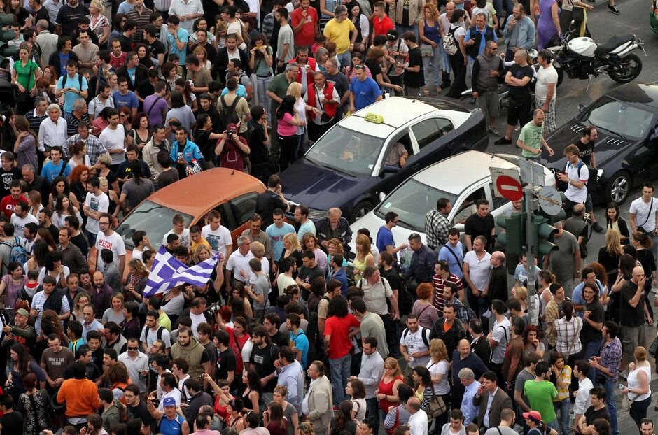 Συγκεντρώσεις διαμαρτυρίας πολιτών σε όλη την Ελλάδα #36. Στη Θεσσαλονίκη, ειρηνική συγκέντρωση διαμαρτυρίας πραγματοποιήθηκε μπροστά στο Λευκό Πύργο. «Βάλτε ξυπνητήρια, ξυπνήστε στις οκτώ, κλείστε την τηλεόραση ελάτε από εδώ» και «ξεσηκωθείτε» ήταν μερικά από τα συνθήματα που ακούστηκαν στη συγκέντρωση. Στις 19.00, οι διαδηλωτές κατέλαβαν και το οδόστρωμα της παραλιακής, πραγματοποιώντας καθιστική διαμαρτυρία. EUROKINISSI/PHASMA/Μ.ΚΑΡΑΓΙΑΝΝΗΣ