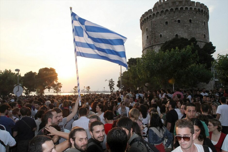 Συγκεντρώσεις διαμαρτυρίας πολιτών σε όλη την Ελλάδα #41. Στη Θεσσαλονίκη, ειρηνική συγκέντρωση διαμαρτυρίας πραγματοποιήθηκε μπροστά στο Λευκό Πύργο. «Βάλτε ξυπνητήρια, ξυπνήστε στις οκτώ, κλείστε την τηλεόραση ελάτε από εδώ» και «ξεσηκωθείτε» ήταν μερικά από τα συνθήματα που ακούστηκαν στη συγκέντρωση. Στις 19.00, οι διαδηλωτές κατέλαβαν και το οδόστρωμα της παραλιακής, πραγματοποιώντας καθιστική διαμαρτυρία. EUROKINISSI/PHASMA/Μ.ΚΑΡΑΓΙΑΝΝΗΣ