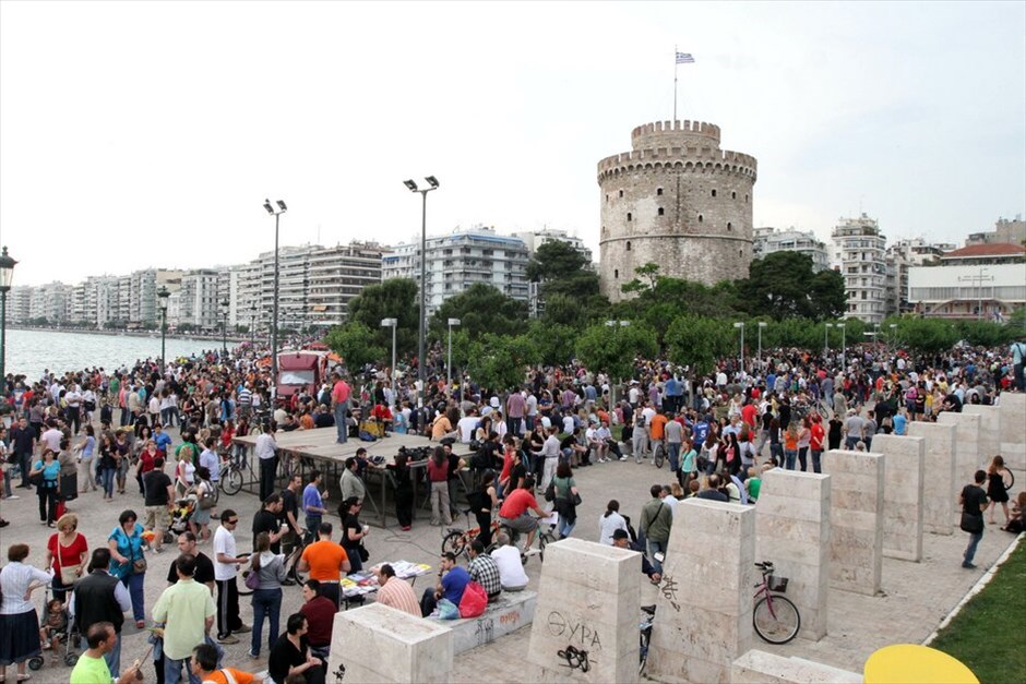 Συγκεντρώσεις διαμαρτυρίας πολιτών σε όλη την Ελλάδα #46. Στη Θεσσαλονίκη, ειρηνική συγκέντρωση διαμαρτυρίας πραγματοποιήθηκε μπροστά στο Λευκό Πύργο. «Βάλτε ξυπνητήρια, ξυπνήστε στις οκτώ, κλείστε την τηλεόραση ελάτε από εδώ» και «ξεσηκωθείτε» ήταν μερικά από τα συνθήματα που ακούστηκαν στη συγκέντρωση. Στις 19.00, οι διαδηλωτές κατέλαβαν και το οδόστρωμα της παραλιακής, πραγματοποιώντας καθιστική διαμαρτυρία. EUROKINISSI/PHASMA/Μ.ΚΑΡΑΓΙΑΝΝΗΣ