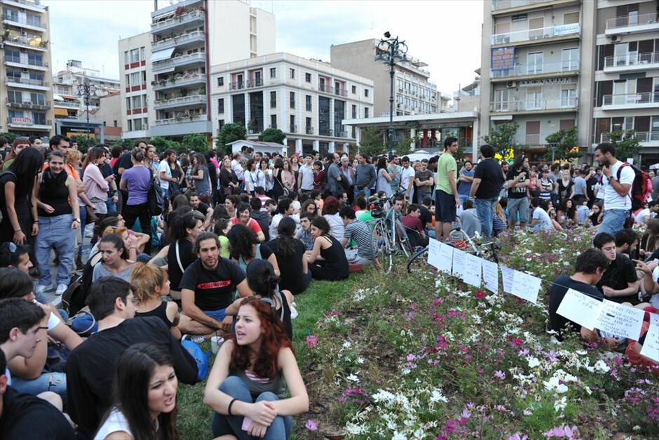 Συγκεντρώσεις διαμαρτυρίας πολιτών σε όλη την Ελλάδα #47. Στους 7.000 εκτιμάται ότι έφθασε ο αριθμός των Πατρινών που συγκεντρώθηκαν στην πλατεία Γεωργίου. Οι περισσότεροι από τους συγκεντρωμένους ήταν νέοι και νέες, ενώ πολλοί ήταν αυτοί που πήγαν στην πλατεία μαζί με τις οικογένειές τους.