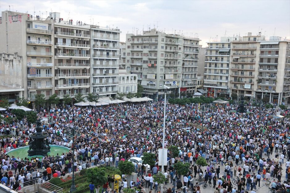 Συγκεντρώσεις διαμαρτυρίας πολιτών σε όλη την Ελλάδα #50. Στους 7.000 εκτιμάται ότι έφθασε ο αριθμός των Πατρινών που συγκεντρώθηκαν στην πλατεία Γεωργίου. Οι περισσότεροι από τους συγκεντρωμένους ήταν νέοι και νέες, ενώ πολλοί ήταν αυτοί που πήγαν στην πλατεία μαζί με τις οικογένειές τους.