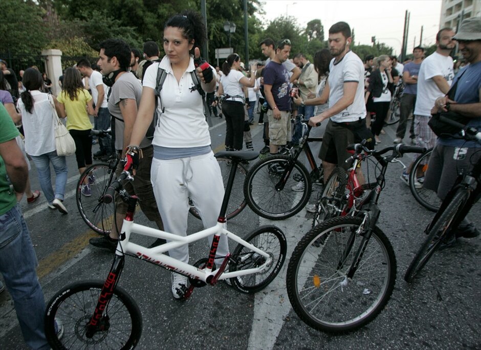 Συγκεντρώσεις διαμαρτυρίας πολιτών σε όλη την Ελλάδα #54. Πλήθος κόσμου συγκεντρώθηκε και στο Ηράκλειο Κρήτης ανταποκρινόμενοι στο διαδικτυακό κάλεσμα, για να εκφράσουν την αγανάκτησή τους για την κρίση και την ακολουθούμενη πολιτική.