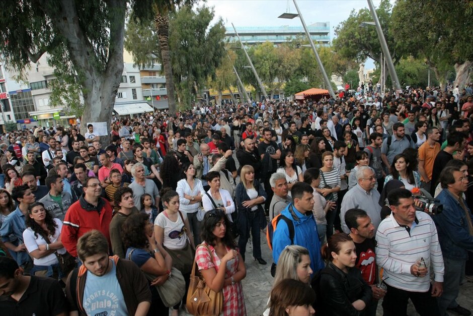 Συγκεντρώσεις διαμαρτυρίας πολιτών σε όλη την Ελλάδα #55. Πλήθος κόσμου συγκεντρώθηκε και στο Ηράκλειο Κρήτης ανταποκρινόμενοι στο διαδικτυακό κάλεσμα, για να εκφράσουν την αγανάκτησή τους για την κρίση και την ακολουθούμενη πολιτική.