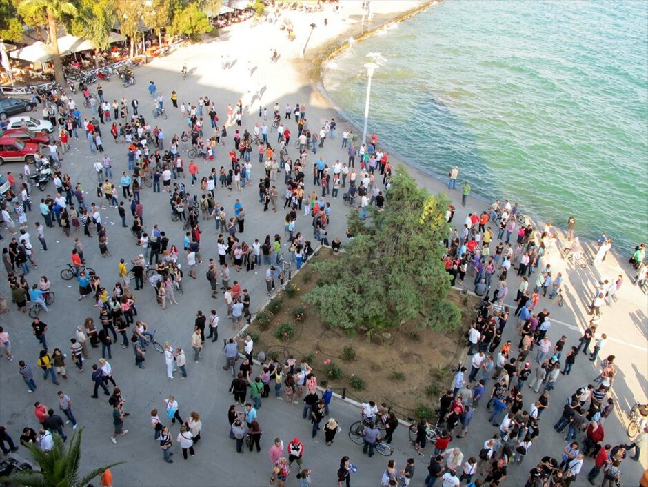 Συγκεντρώσεις διαμαρτυρίας πολιτών σε όλη την Ελλάδα #57. Και στο Βόλο περίπου 2.000 πολίτες συγκεντρώθηκαν στην παραλία της πόλης, έξω από το κτήριο «Παπαστράτου».