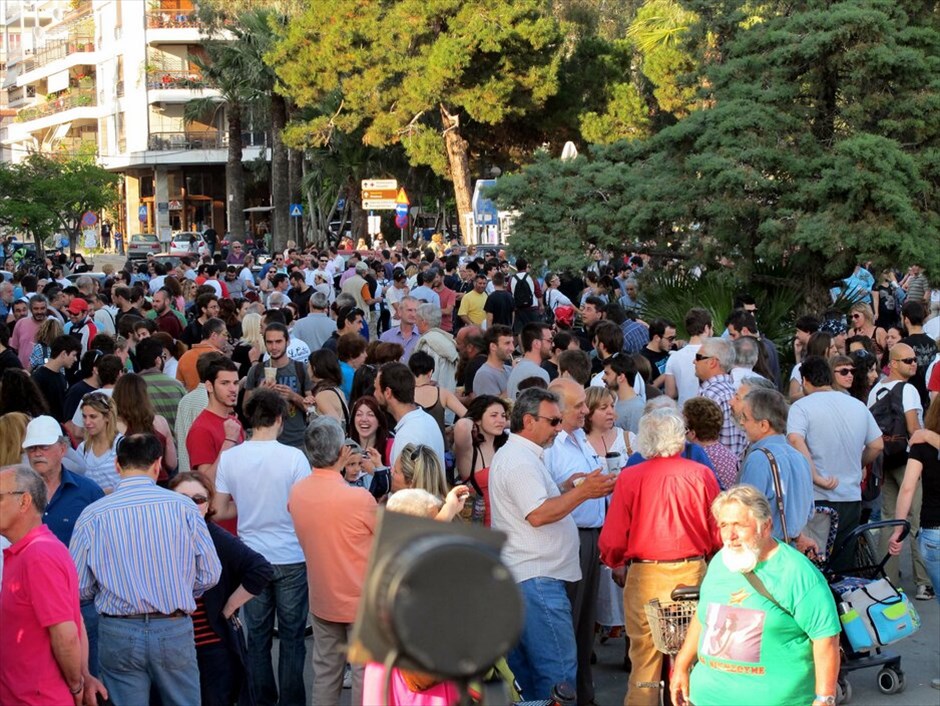 Συγκεντρώσεις διαμαρτυρίας πολιτών σε όλη την Ελλάδα #59. Και στο Βόλο περίπου 2.000 πολίτες συγκεντρώθηκαν στην παραλία της πόλης, έξω από το κτήριο «Παπαστράτου».