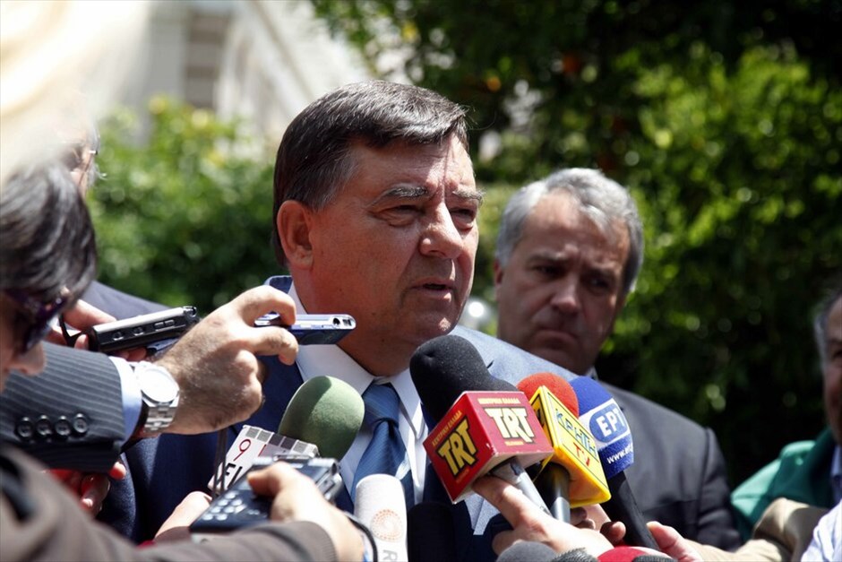 Οι συναντήσεις του πρωθυπουργού με τους πολιτικούς αρχηγούς #5. «Πρέπει όλες οι πολιτικές δυνάμεις να αναλάβουν ένα κομμάτι από το βάρος, να αχθοφορήσουν όλοι μαζί», τόνισε εξερχόμενος του Μεγάρου Μαξίμου ο πρόεδρος του ΛΑΟΣ και συμπλήρωσε ότι ο κ. Παπανδρέου δεν απέρριψε την πρότασή του. «Το εθνικό συμφέρον», τόνισε, «επιβάλλεται σε κρίσιμες στιγμές να υπερισχύει του κομματικού».