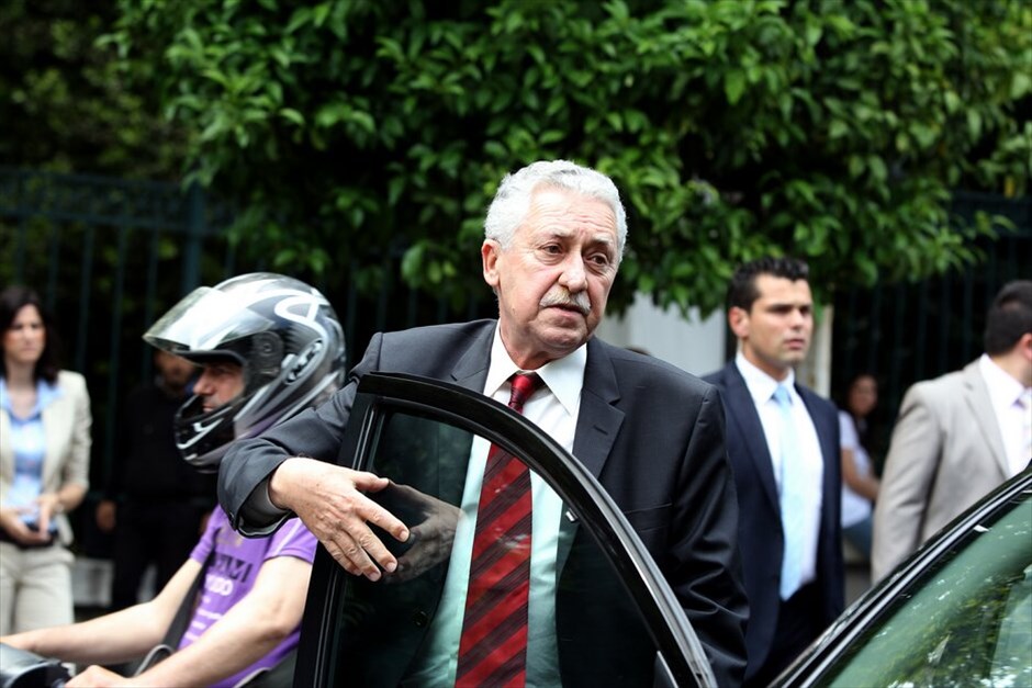 Οι συναντήσεις του πρωθυπουργού με τους πολιτικούς αρχηγούς #11. Όπως επισήμανε ο κ. Κουβέλης, διαφώνησε με τον πρωθυπουργό σε πάρα πολλά ζητήματα και πρότεινε να υπάρξει αναστροφή της αστκούμενης πολιτικής για να σταματήσει η ύφεση.