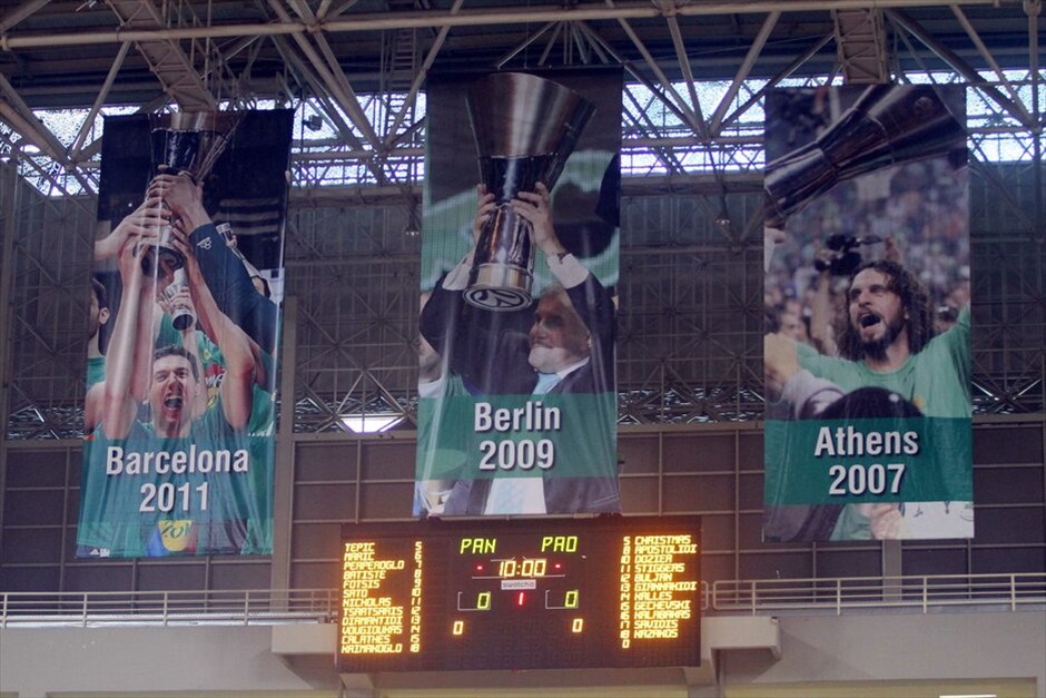 Α1 Μπάσκετ: Ημιτελικά των play off #1. Ο Παναθηναϊκός δεν άφησε τον ΠΑΟΚ να πάρει ανάσα (95-52) στην έναρξη της ημιτελικής σειράς και συνδύασε με τον καλύτερο τρόπο την ανύψωση του έκτου λαβάρου και μπάνερ. EUROKINISSI/