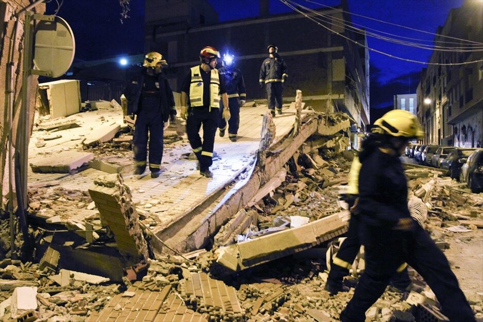Σεισμός στην Ισπανία #3. Τουλάχιστον οκτώ άνθρωποι έχασαν τη ζωή τους από το σεισμό των 5,1 βαθμών της κλίμακας Ρίχτερ που σημειώθηκε την Τετάρτη στη νοτιο-ανατολική Ισπανία. Το επίκεντρο της δόνησης, η οποία σημειώθηκε στις 18.47 τοπική ώρα (19.47 ώρα Ελλάδος), εντοπίστηκε στην περιοχή της Λόρκα. Είχε προηγηθεί ασθενέστερη δόνηση μεγέθους 4,4 βαθμών.