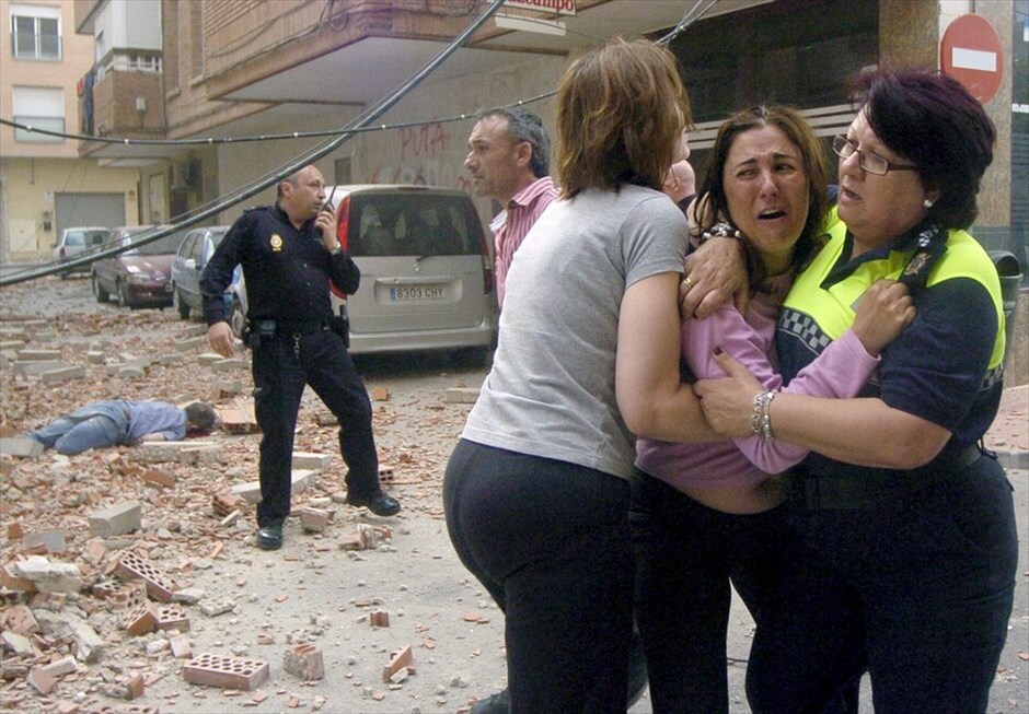 Σεισμός στην Ισπανία #9. Εξαιτίας του σεισμού κατέρρευσαν κτίρια στην πόλη Λόρκα, ενώ προκλήθηκε πανικός στους κατοίκους.
