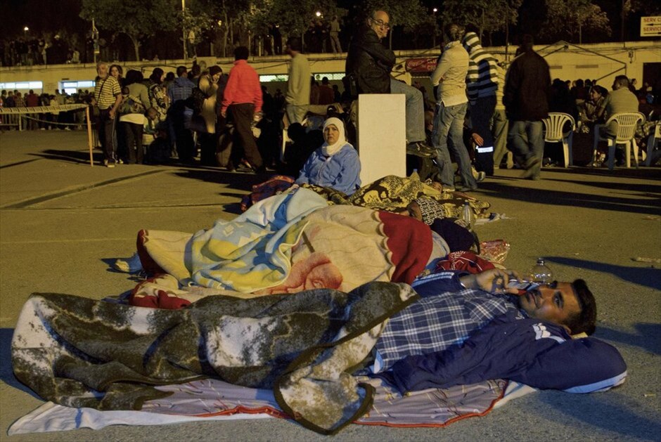 Σεισμός στην Ισπανία #16. Οι κάτοικοι της Λόρκα πέρασαν τη νύχτα στους δρόμους, ενώ τα συνεργεία διάσωσης συνέχιζαν να απομακρύνουν ανθρώπους από τα κτίρια που έχουν πληγεί.