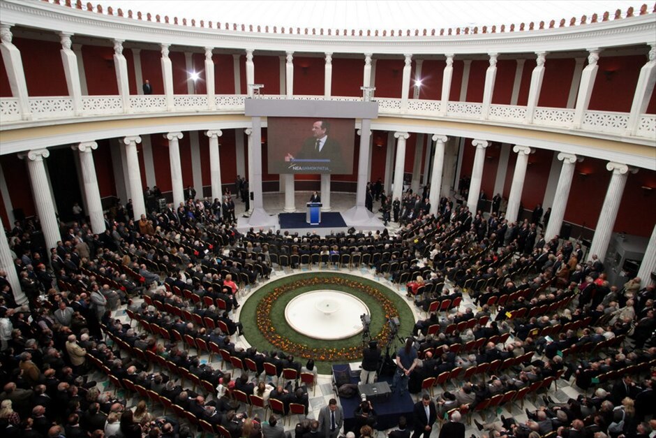 N.Δ.: Tο «Ζάππειο ΙΙ» #4. O πρόεδρος της ΝΔ εμφανίστηκε παράλληλα έτοιμος σε περίπτωση πρόωρων εκλογών. «Καλοδεχούμενες αν τις κάνουν», τόνισε, «είναι σίγουροι ότι τις θέλουν;».  «Γιατί», συνέχισε ο κ. Σαμαράς, «όπως λένε και στο χωριό μου πρώτη φορά βλέπω αρνί να βιάζεται να έρθει το Πάσχα».