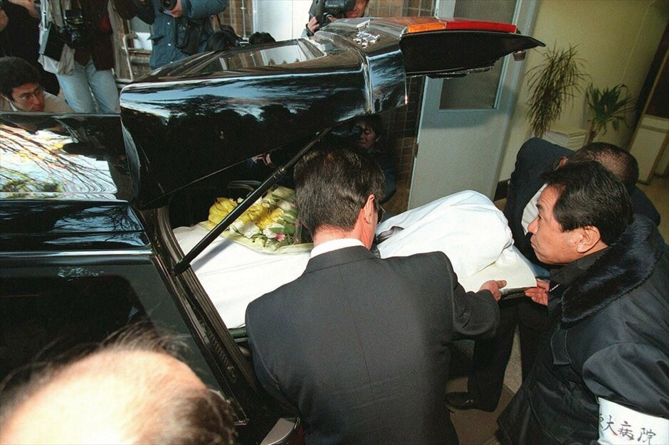 Τα σημαντικότερα πυρηνικά ατυχήματα #22. Αμεσα διακομίσθηκαν στο νοσοκομείο τρεις εργάτες εκ των οποίων οι δύο σε κρίσιμη κατάσταση. Ο ένας έχασε τη μάχη με τη ζωή 12 εβδομάδες μετά το συμβάν και ο δεύτερος επτά μήνες αργότερα. EPA/AFP