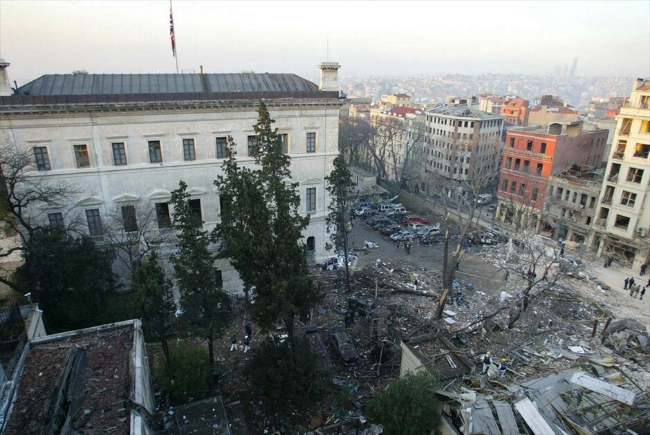 Οι τρομοκρατικές επιθέσεις της Αλ Κάιντα #27. 15 και 20 Νοεμβρίου 2003: Τουρκία - 63 νεκροί σε τέσσερις επιθέσεις αυτοκτονίας με παγιδευμένα αυτοκίνητα εναντίον δύο συναγωγών, του βρετανικού προξενείου (στη φωτογραφία) και της βρετανικής τράπεζας HSBC στην Κωνσταντινούπολη.