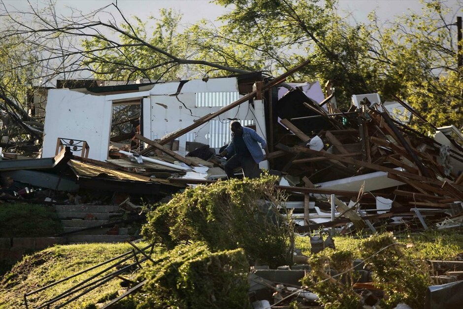 ΗΠΑ: Σφοδρή κακοκαιρία με θύματα #7. Σε τουλάχιστον 193 νεκρούς -εκ των οποίων οι 131 στην Αλαμπάμα- ανεβαίνει ο απολογισμός από τις καταιγίδες και τους ανεμοστρόβιλους που πλήττουν τις νοτιοανατολικές Ηνωμένες Πολιτείες τις τελευταίες ημέρες. Σε κατάσταση έκτακτης ανάγκης έχουν κηρυχθεί οι επτά πολιτείες. Περισσότερο έχουν πληγεί οι πολιτείες της Αλαμπάμα, του Τενεσί (14 νεκροί), του Μισισίπι (32 νεκροί), της Τζόρτζια (11 νεκροί), του Αρκανσο (11 νεκροί) και της Βιρτζίνια., ενώ εντολή για χορήγηση έκτακτης βοήθειας στην Αλαμπάμα έδωσε ο Αμερικανός πρόεδρος Μπαράκ Ομπάμα. Σύμφωνα με τη μετεωρολογική υπηρεσία των ΗΠΑ, σχεδόν 300 ανεμοστρόβιλοι έχουν πλήξει τις ΗΠΑ από την Παρασκευή, εκ των οποίων οι 130 μόνο την Τετάρτη.
