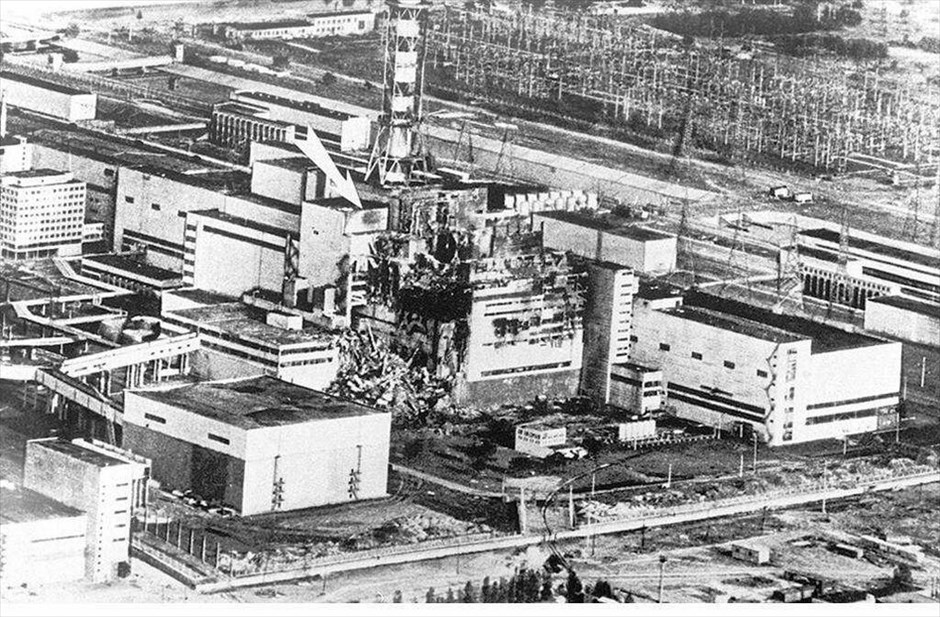Τσερνόμπιλ: 25 χρόνια μετά #7. Κατά την διάρκεια του ατυχήματος πραγματοποιήθηκαν δύο εκρήξεις στο κτίριο του αντιδραστήρα Νο 4. Αποτέλεσμα ήταν η δημιουργία μίας τρύπας στην οροφή του κτιρίου από την οποία διέφυγαν στην ατμόσφαιρα μεγάλες ποσότητες γραφίτη, ουρανίου, αλλά και πολύ επικίνδυνων ραδιενεργών στοιχείων όπως καίσιο-137, ιώδιο-131, στρόντιο-90 και άλλων ραδιοϊσότοπων. Παράλληλα, εκδηλώθηκε πυρκαγιά πάνω από τον στρόβιλο του αντιδραστήρα με τον καπνό να φτάνει σε ύψος το ένα χιλιόμετρο. EPA
