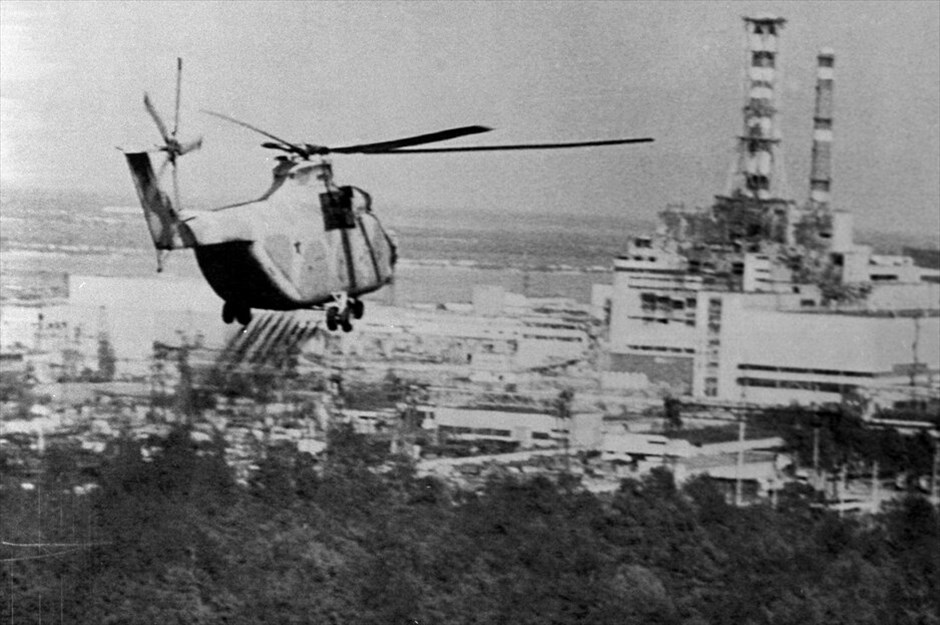 Τσερνόμπιλ: 25 χρόνια μετά #10. Πέραν των δύο θανόντων, συνολικά 31 θάνατοι αποδίδονται στο πυρηνικό ατύχημα του Τσέρνομπιλ μέσα στους πρώτους τρεις μήνες, εκ των οποίων το μεγαλύτερο ποσοστό ανήκει σε διασώστες και πυροσβέστες. Τόσο οι διασώστες όσο και οι πυροσβέστες κλήθηκαν να περιορίσουν την έκταση του ατυχήματος, χωρίς όμως, να γνωρίζουν ότι εξέθεταν τον εαυτό τους σε άμεσο κίνδυνο λόγω των υπερβολικών ποσοστών ραδιενέργειας.