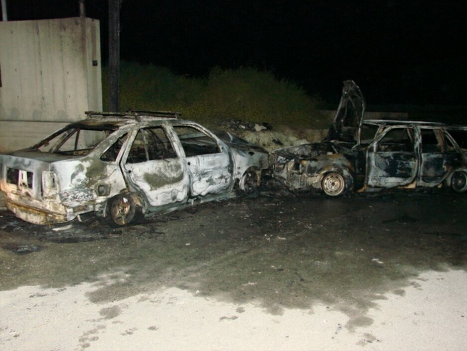 Νέα επεισόδια στην Κερατέα #1. Εκτός ελέγχου είναι πλέον η κατάσταση στην Κερατέα. Μετά τα νέα βίαια επεισόδια που ξέσπασαν χθες και τους τραυματισμούς από τις συγκρούσεις κατοίκων με δυνάμεις των ΜΑΤ, αίσθηση προκαλεί η επίθεση αγνώστων με βόμβες μολότοφ σε οικία αστυνομικών στην Κερατέα, στη διασταύρωση της Λεωφόρου ΝΑΤΟ και της οδού Μιχαήλ Δελίση.