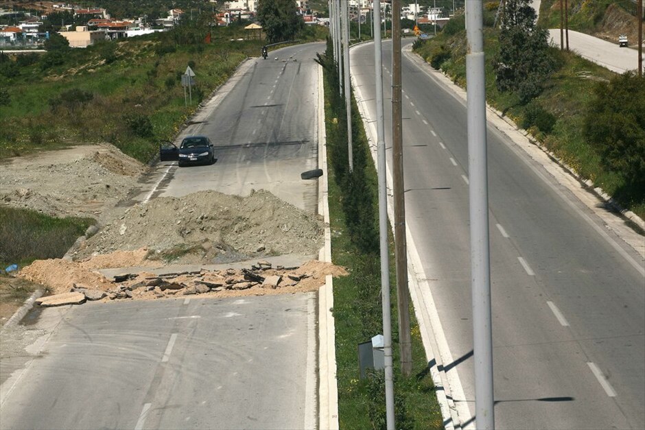 Ενταση στη Λ. Λαυρίου #2. Κλειστή παρέμεινε για μια ακόμη φορά η Λαυρίου από το 39ο έως το 54ο χλμ, καθώς άγνωστοι τοποθέτησαν εκ νέου μπάζα στο οδόστρωμα, ενώ έσκαψαν και χαντάκι βάθους 1,5 μέτρου στο ύψος της 1ης εισόδου Κερατέας. Ισχυρές αστυνομικες δυνάμεις χρησιμοποίησαν δακρυγόνα για να απωθήσουν συγκεντρωμένο πλήθος, προκειμένου να προχωρήσουν στην αποκατάσταση του οδοστρώματος. EUROKINISSI/