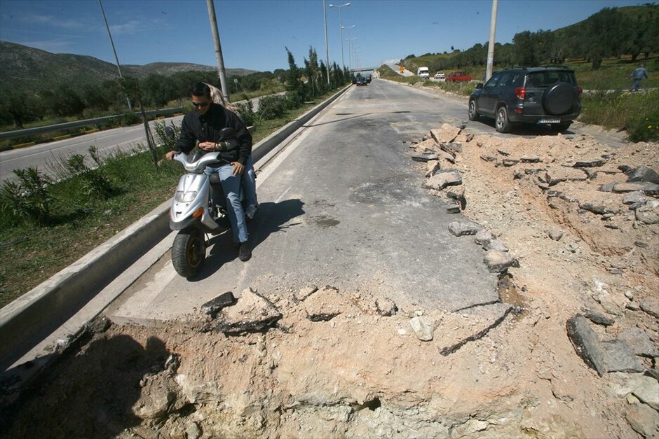 Ενταση στη Λ. Λαυρίου #5. Κλειστή παρέμεινε για μια ακόμη φορά η Λαυρίου από το 39ο έως το 54ο χλμ, καθώς άγνωστοι τοποθέτησαν εκ νέου μπάζα στο οδόστρωμα, ενώ έσκαψαν και χαντάκι βάθους 1,5 μέτρου στο ύψος της 1ης εισόδου Κερατέας. Ισχυρές αστυνομικες δυνάμεις χρησιμοποίησαν δακρυγόνα για να απωθήσουν συγκεντρωμένο πλήθος, προκειμένου να προχωρήσουν στην αποκατάσταση του οδοστρώματος. EUROKINISSI/