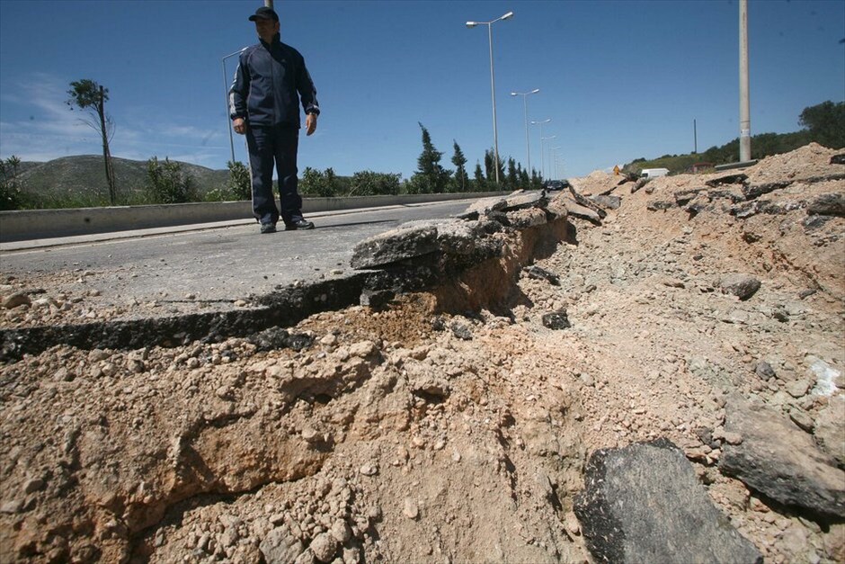 Ενταση στη Λ. Λαυρίου #6. Κλειστή παρέμεινε για μια ακόμη φορά η Λαυρίου από το 39ο έως το 54ο χλμ, καθώς άγνωστοι τοποθέτησαν εκ νέου μπάζα στο οδόστρωμα, ενώ έσκαψαν και χαντάκι βάθους 1,5 μέτρου στο ύψος της 1ης εισόδου Κερατέας. Ισχυρές αστυνομικες δυνάμεις χρησιμοποίησαν δακρυγόνα για να απωθήσουν συγκεντρωμένο πλήθος, προκειμένου να προχωρήσουν στην αποκατάσταση του οδοστρώματος. EUROKINISSI/