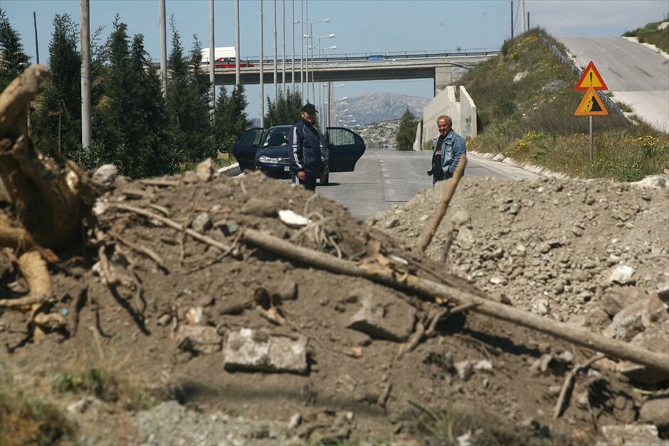 Ενταση στη Λ. Λαυρίου #9. Κλειστή παρέμεινε για μια ακόμη φορά η Λαυρίου από το 39ο έως το 54ο χλμ, καθώς άγνωστοι τοποθέτησαν εκ νέου μπάζα στο οδόστρωμα, ενώ έσκαψαν και χαντάκι βάθους 1,5 μέτρου στο ύψος της 1ης εισόδου Κερατέας. Ισχυρές αστυνομικες δυνάμεις χρησιμοποίησαν δακρυγόνα για να απωθήσουν συγκεντρωμένο πλήθος, προκειμένου να προχωρήσουν στην αποκατάσταση του οδοστρώματος. EUROKINISSI/