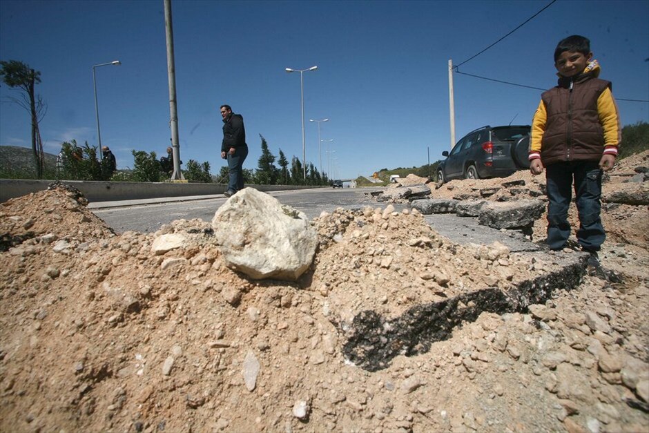 Ενταση στη Λ. Λαυρίου #10. Κλειστή παρέμεινε για μια ακόμη φορά η Λαυρίου από το 39ο έως το 54ο χλμ, καθώς άγνωστοι τοποθέτησαν εκ νέου μπάζα στο οδόστρωμα, ενώ έσκαψαν και χαντάκι βάθους 1,5 μέτρου στο ύψος της 1ης εισόδου Κερατέας. Ισχυρές αστυνομικες δυνάμεις χρησιμοποίησαν δακρυγόνα για να απωθήσουν συγκεντρωμένο πλήθος, προκειμένου να προχωρήσουν στην αποκατάσταση του οδοστρώματος. EUROKINISSI/