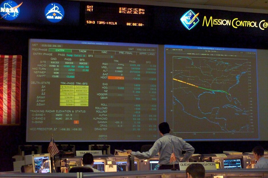 NASA: 30 χρόνια διαστημικά λεωφορεία #5. Κατά την διάρκεια της επιστροφής του στην Γη, από ταξίδι 15 ημερών στο διάστημα και μόλις 16 λεπτά πριν στην προσγείωσή του, το Κολούμπια καταστράφηκε οδηγώντας στο θάνατο το επταμελές πλήρωμά του. NASA