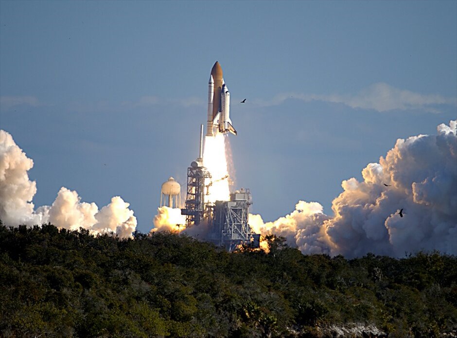 NASA: 30 χρόνια διαστημικά λεωφορεία #6. Σύμφωνα με την επιτροπή έρευνας για το Ατύχημα του Κολούμπια, αιτία για την καταστροφή του ένα κομμάτι του μονωτικού αφρού από την εξωτερική δεξαμενή καυσίμου, το οποίο είχε αποκολληθεί κατά την διάρκεια της απογείωσης και χτύπησε την άκρη του ενός από τα δύο πτερύγια του. Το γεγονός αυτό κατέστρεψε τη μόνωση του διαστημικού λεωφορείου που το προφύλασσε από τις υψηλές θερμοκρασίες κατά την επανείσοδό του. NASA