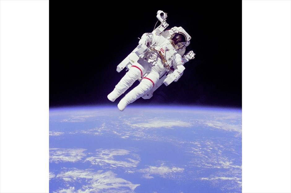 NASA: 30 χρόνια διαστημικά λεωφορεία #9. Στην αποστολή με κωδική ονομασία STS-41-B, στις 7/2/1984, ο αστροναύτης Bruce McCandless II πραγματοποίησε τον πρώτο μη προσδεδεμένο διαστημικό περίπατο στο διάστημα. NASA