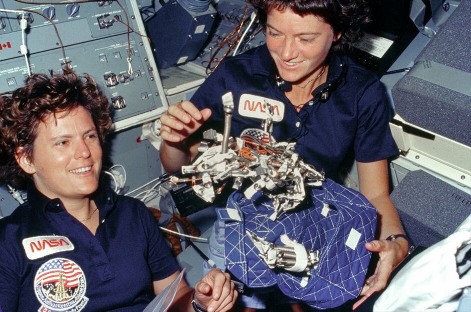 NASA: 30 χρόνια διαστημικά λεωφορεία #10. Η πτήση STS 41-G ήταν η 11η για διαστημικό λεωφορείο και η έκτη για το Challenger στις 5 Οκτωβρίου του 1984. Σε αυτή συμμετείχαν για πρώτη φορά δύο γυναίκες, η Κάθριν Σάλιβαν (αριστερά), η οποία έγινε και η πρώτη γυναίκα που έκανε διαστημικό περίπατο, και η Σάλι Ράιντ. NASA