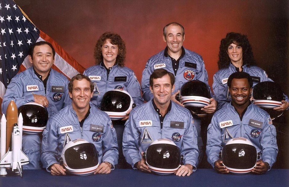 NASA: 30 χρόνια διαστημικά λεωφορεία #12. Μόλις 73 δευτερόλεπτα από την απογείωση το διαστημικό λεωφορείο εξερράγη τερματίζοντας άδοξα τη ζωή τους επταμελούς πληρώματος του, μεταξύ των οποίων και η δασκάλα, η Κρίστα Μακόλιφ (δεύτερη από αριστερά στην επάνω σειρά). Μάλιστα, ήταν η πρώτη φορά που σε μία διαστημική αποστολή συμμετείχε μία… κοινή θνητή.