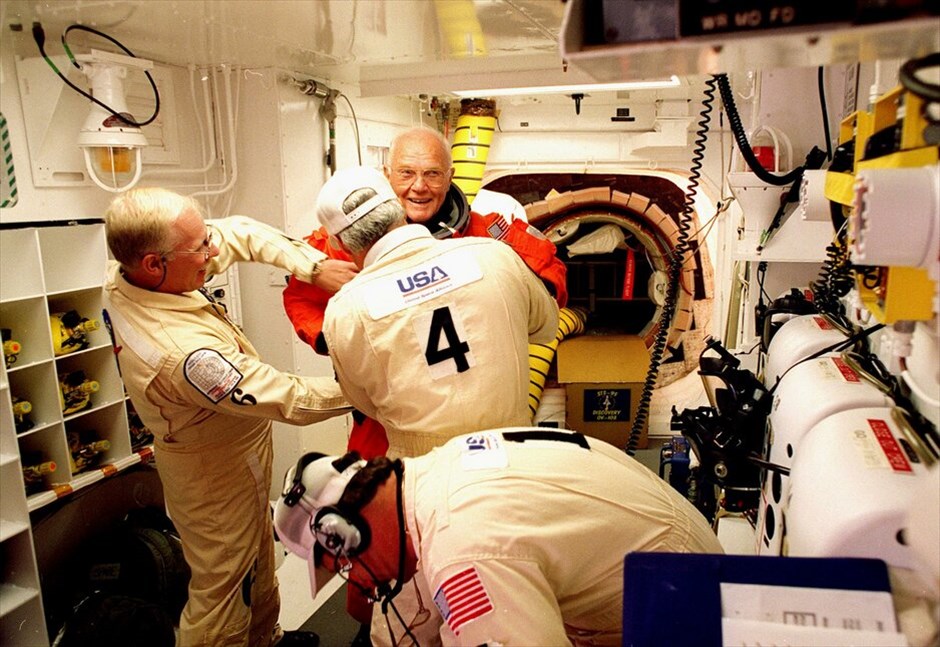 NASA: 30 χρόνια διαστημικά λεωφορεία #18. Στην αποστολή STS-95 της 29ης Οκτωβρίου του 1998 συμμετείχε και ο γερουσιαστής Τζον Γκλεν, ο οποίος σε ηλικία 77 ετών έγινε ο γηραιότερος άνθρωπος που ταξίδεψε στο διάστημα και το τρίτο εν ενεργεία μέλος του Κογκρέσου. Αυτό ήταν το δεύτερο διαστημικό ταξίδι του Γκλεν καθώς το 1962 (20/2) είχε γίνει ο πρώτος Αμερικανός που τέθηκε σε τροχιά γύρω από την Γη, λαμβάνοντας μέρος στο πρόγραμμα Μέρκιουρι. NASA