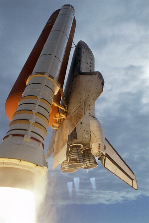 NASA: 30 χρόνια διαστημικά λεωφορεία #21. Κατά τη διάρκεια της εκτόξευσης του Discovery παρατηρήθηκε όλως αιφνιδίως ότι θρύμματα υλικού ξέφυγαν από την εξωτερική δεξαμενή παρουσιάστηκε, πράγμα που στο παρελθόν είχε δημιουργήσει το πρόβλημα που οδήγησε στην τραγική καταστροφή και απώλεια του Κολούμπια. NASA