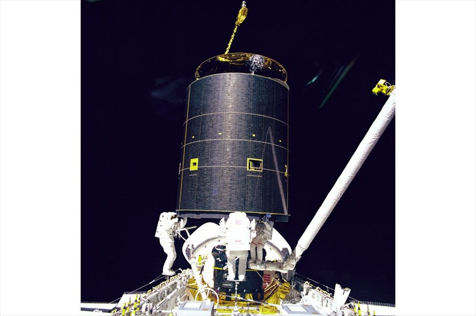 NASA: 30 χρόνια διαστημικά λεωφορεία #34. Το πρώτο ταξίδι του Endeavour ήταν στις 7/5/1992 (STS-49) και αποστολή του ήταν ο εντοπισμός και επισκευή εντός τηλεπικοινωνιακού δορυφόρου. Τότε ήταν που πραγματοποιήθηκε για πρώτη φορά διαστημικός περίπατος τριών αστροναυτών. NASA