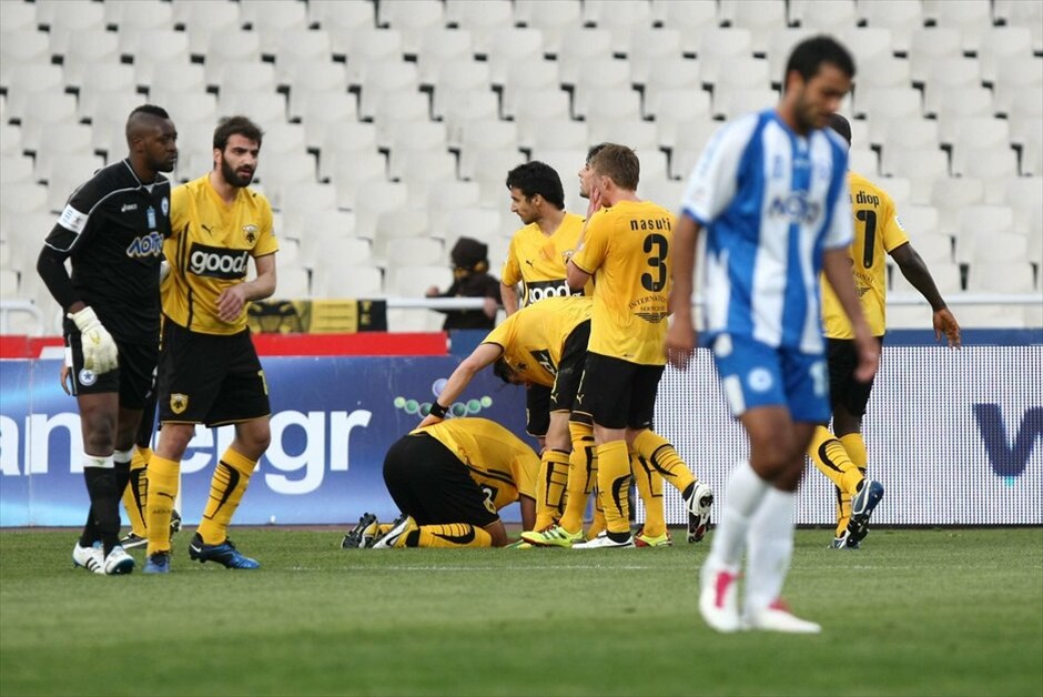 Σούπερ Λίγκα: Η εικοστή όγδοη αγωνιστική #3. Πρώτα το συλλαλητήριο, μετά η άφιξη της ομάδας στο γήπεδο με ταξί και στη συνέχεια η απόλυτη σιωπή στις εξέδρες του ΟΑΚΑ σε ένδειξη διαμαρτυρίας. Η ΑΕΚ, πάντως, νίκησε τον Ατρόμητο (1-0) με τον Γκερέιρο (33ο λεπτό).