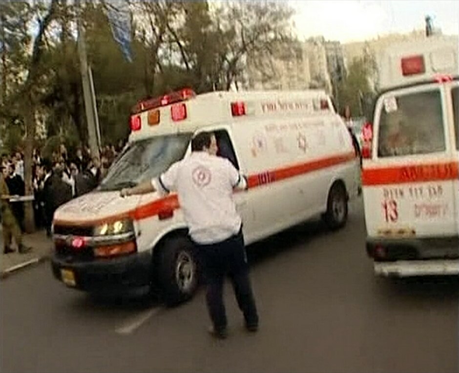 Εκρηξη βόμβας στην Ιερουσαλήμ #14. Έκρηξη βόμβας σημειώθηκε σε εβραϊκή συνοικία στο κέντρο της Ιερουσαλήμ, με αποτέλεσμα να σκοτωθεί ένας άνθρωπος και να τραυματιστούν περίπου 30.