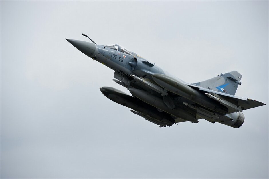 Λιβύη: Οι συμμαχικές δυνάμεις #32. To Mirage 2000-5 είναι το μαχητικό της Γαλλικής Πολεμικής Αεροπορίας που χρησιμοποιείται για αναχαίτιση και αποστολές κρούσης. Το Παρίσι έχει αναπτύξει 20 μαχητικά αεροσκάφη, περιλαμβανομένου και του συγκεκριμένου τύπου. Οι Γάλλοι επιχειρούν από την αεροπορική βάση Σολενζαρά στην Κορσική, από όπου τα μαχητικά μπορούν να φθάσουν στη Λιβύη μετά από ωριαία πτήση.