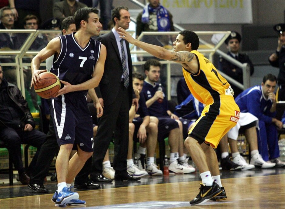 Α1 μπάσκετ: Η εικοστή πρώτη αγωνιστική #4. Στην τρίτη θέση του βαθμολογικού πίνακα της Α1 μπάσκετ παρέμεινε το Μαρούσι. Η ομάδα του Βαγγέλη Αλεξανδρή, σε αγώνα για την 21η ημέρα που διεξήχθη στο κλειστό του Αγίου Θωμά, επικράτησε 74-66 του Ηρακλή και έφτασε τις 12 νίκες στο εφετινό πρωτάθλημα. Πρώτος σκόρερ για τους γηπεδούχους αναδείχθηκε ο Χαριτόπουλος που σημείωσε 19 πόντους, δύο περισσότερους από τον Μπάγκαριτς.