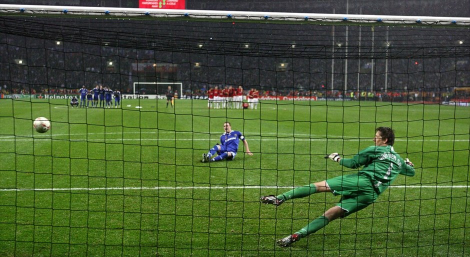 Champions League 2010-11 - Φάση των «8»: Προϊστορία των ομάδων #7. Χαρακτηριστικό σημείο του αγώνα το πέναλτι που έχασε ο Τζων Τέρι της Τσέλσι καθώς γλίστρησε λίγο πριν χτυπήσει τη μπάλα με αποτέλεσμα αυτή να φύγει εκτός εστίας. Αυτό ήταν το πρώτο πέναλτι που έχασε σε εκείνον τον τελικό η Τσέλσι. Το δεύτερο που της στοίχισε τον τίτλο το έχασε ο Νικολά Ανελκά. Για την Μάντσεστερ άτυχος ήταν από τα 13 βήματα ο Κριστιάνο Ρονάλντο.