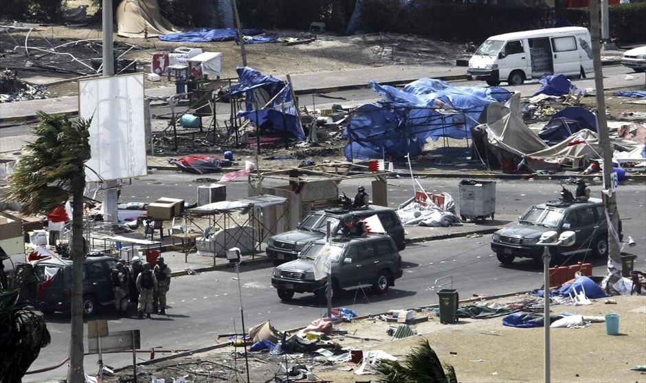 Μπαχρέιν: Θύελλα αναταραχών #1. Ο στρατός του Μπαχρέιν ανακοίνωσε σήμερα απαγόρευση κυκλοφορίας από τις 4 μμ ως τις 4 πμ σε μεγάλο τμήμα της πρωτεύουσας Μανάμα και απαγόρευσε όλες τις δημόσιες συγκεντρώσεις και τις διαδηλώσεις σ