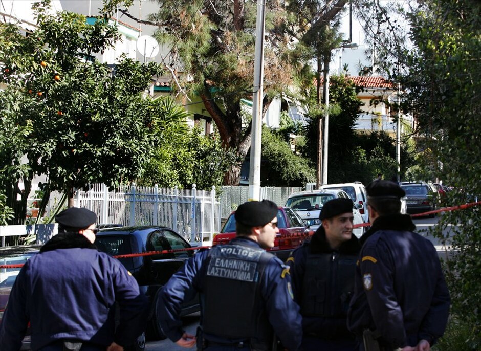 ΕΛ.ΑΣ.: Επιχείρηση σε Χολαργό και Ν. Ιωνία Βόλου #1. Νέες γιάφκες τρομοκρατικής οργάνωσης ανακάλυψε η Αντιτρομοκρατική στο Βόλο και την Αθήνα (πιο συγκεκριμένα στον Χολαργό), ενώ έξι άτομα, πέντε άνδρες και μία γυναίκα, έχουν συλληφθεί με την κατηγορία για συμμετοχή σε τρομοκρατική δραστηριότητα. Μέχρι στιγμής έχουν βρεθεί τρία Καλάσνικοφ, έξι πιστόλια, ένα περίστροφο, μεγάλος αριθμός φυσιγγιών, αστυνομικές στολές, περούκες, φάροι και ασύρματοι, καθώς και ηλεκτρονικοί υπολογιστές. EUROKINISSI