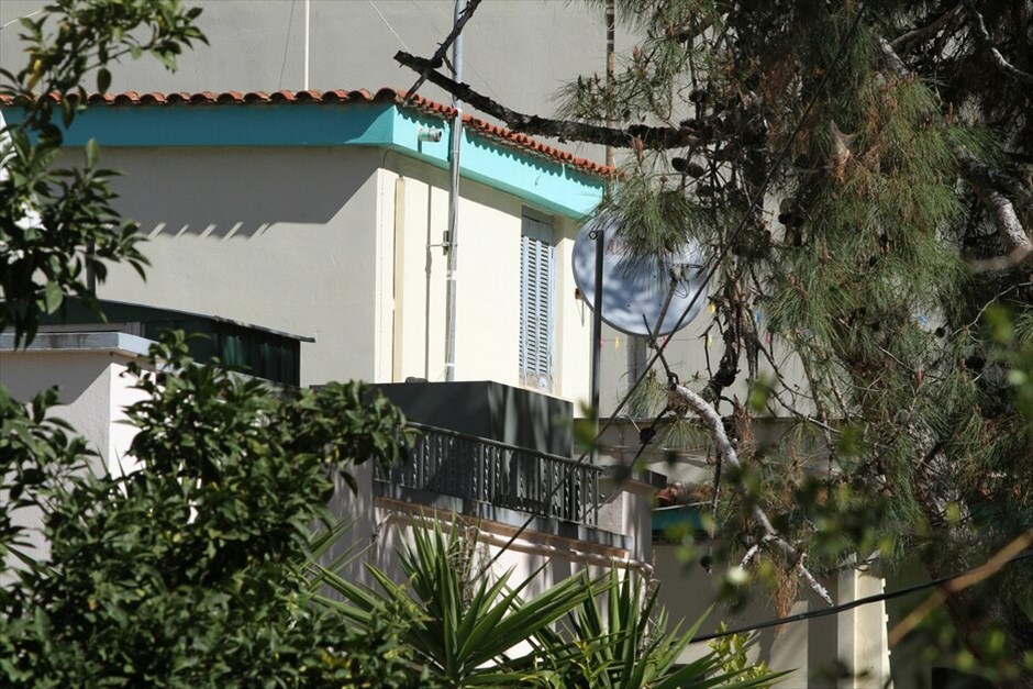 ΕΛ.ΑΣ.: Επιχείρηση σε Χολαργό και Ν. Ιωνία Βόλου #2. Νέες γιάφκες τρομοκρατικής οργάνωσης ανακάλυψε η Αντιτρομοκρατική στο Βόλο και την Αθήνα (πιο συγκεκριμένα στον Χολαργό), ενώ έξι άτομα, πέντε άνδρες και μία γυναίκα, έχουν συλληφθεί με την κατηγορία για συμμετοχή σε τρομοκρατική δραστηριότητα. Μέχρι στιγμής έχουν βρεθεί τρία Καλάσνικοφ, έξι πιστόλια, ένα περίστροφο, μεγάλος αριθμός φυσιγγιών, αστυνομικές στολές, περούκες, φάροι και ασύρματοι, καθώς και ηλεκτρονικοί υπολογιστές. EUROKINISSI