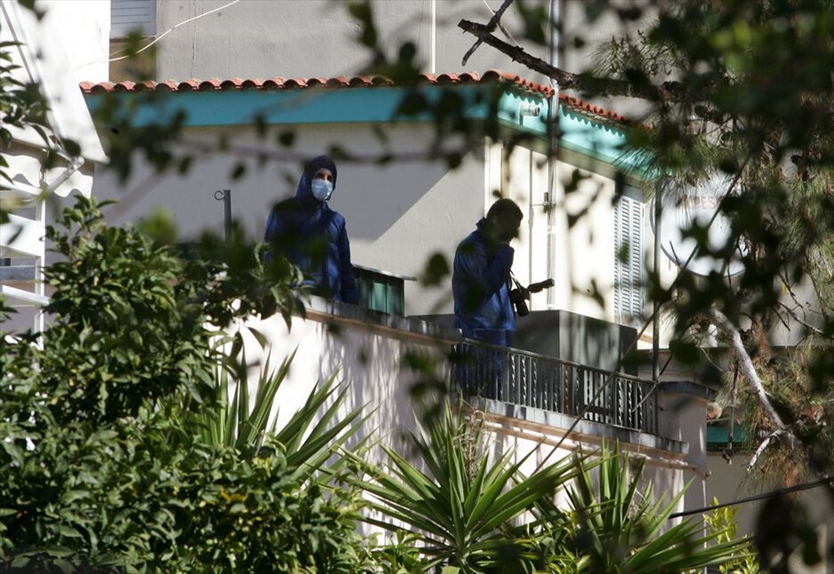 ΕΛ.ΑΣ.: Επιχείρηση σε Χολαργό και Ν. Ιωνία Βόλου #3. Νέες γιάφκες τρομοκρατικής οργάνωσης ανακάλυψε η Αντιτρομοκρατική στο Βόλο και την Αθήνα (πιο συγκεκριμένα στον Χολαργό), ενώ έξι άτομα, πέντε άνδρες και μία γυναίκα, έχουν συλληφθεί με την κατηγορία για συμμετοχή σε τρομοκρατική δραστηριότητα. Μέχρι στιγμής έχουν βρεθεί τρία Καλάσνικοφ, έξι πιστόλια, ένα περίστροφο, μεγάλος αριθμός φυσιγγιών, αστυνομικές στολές, περούκες, φάροι και ασύρματοι, καθώς και ηλεκτρονικοί υπολογιστές. EUROKINISSI
