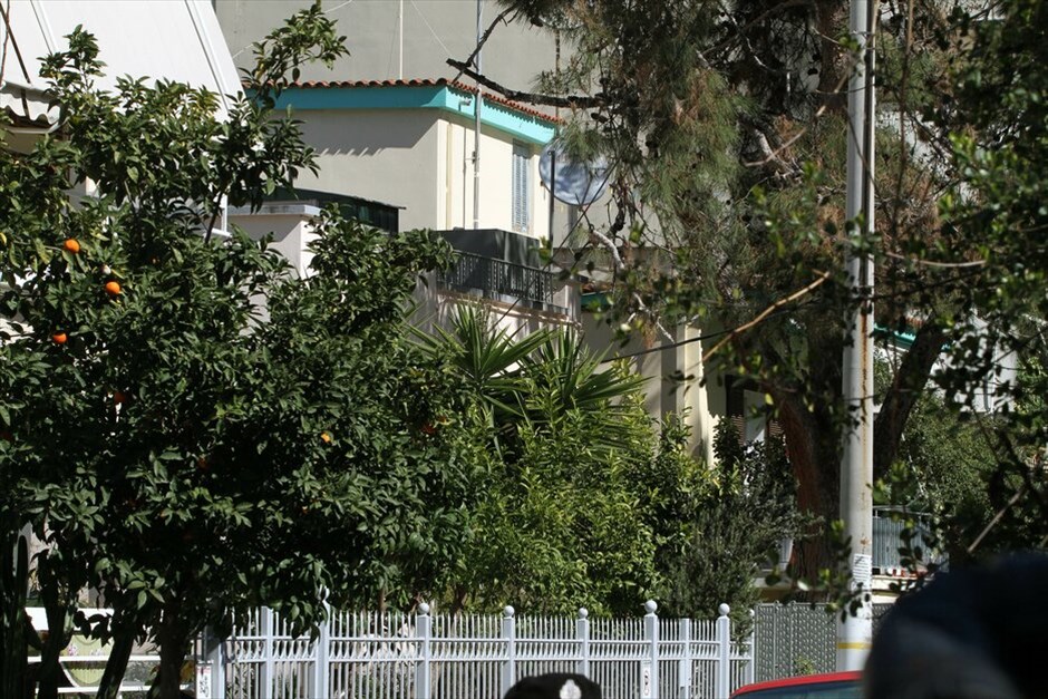ΕΛ.ΑΣ.: Επιχείρηση σε Χολαργό και Ν. Ιωνία Βόλου #4. Νέες γιάφκες τρομοκρατικής οργάνωσης ανακάλυψε η Αντιτρομοκρατική στο Βόλο και την Αθήνα (πιο συγκεκριμένα στον Χολαργό), ενώ έξι άτομα, πέντε άνδρες και μία γυναίκα, έχουν συλληφθεί με την κατηγορία για συμμετοχή σε τρομοκρατική δραστηριότητα. Μέχρι στιγμής έχουν βρεθεί τρία Καλάσνικοφ, έξι πιστόλια, ένα περίστροφο, μεγάλος αριθμός φυσιγγιών, αστυνομικές στολές, περούκες, φάροι και ασύρματοι, καθώς και ηλεκτρονικοί υπολογιστές. EUROKINISSI