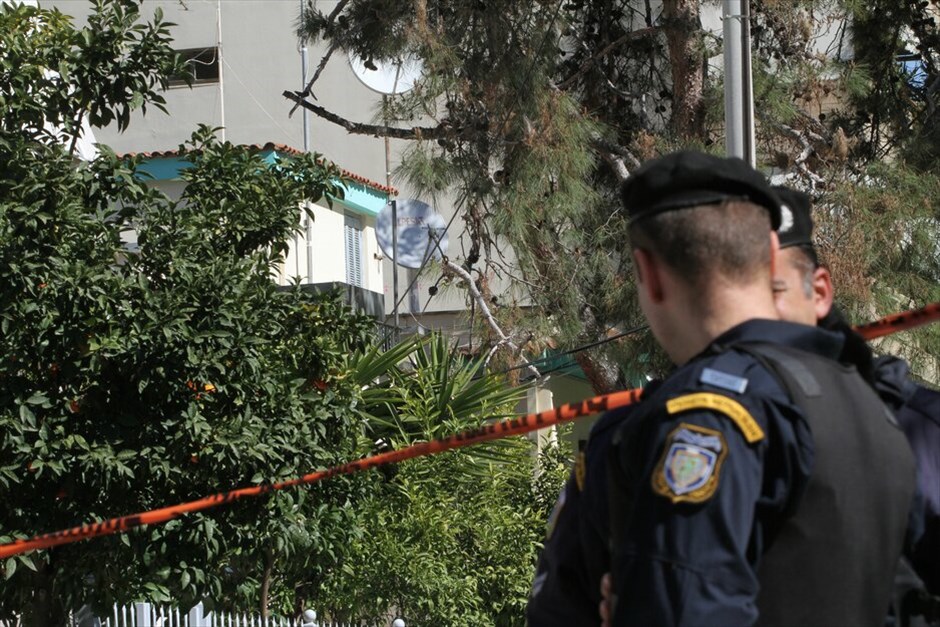 ΕΛ.ΑΣ.: Επιχείρηση σε Χολαργό και Ν. Ιωνία Βόλου #5. Νέες γιάφκες τρομοκρατικής οργάνωσης ανακάλυψε η Αντιτρομοκρατική στο Βόλο και την Αθήνα (πιο συγκεκριμένα στον Χολαργό), ενώ έξι άτομα, πέντε άνδρες και μία γυναίκα, έχουν συλληφθεί με την κατηγορία για συμμετοχή σε τρομοκρατική δραστηριότητα. Μέχρι στιγμής έχουν βρεθεί τρία Καλάσνικοφ, έξι πιστόλια, ένα περίστροφο, μεγάλος αριθμός φυσιγγιών, αστυνομικές στολές, περούκες, φάροι και ασύρματοι, καθώς και ηλεκτρονικοί υπολογιστές. EUROKINISSI